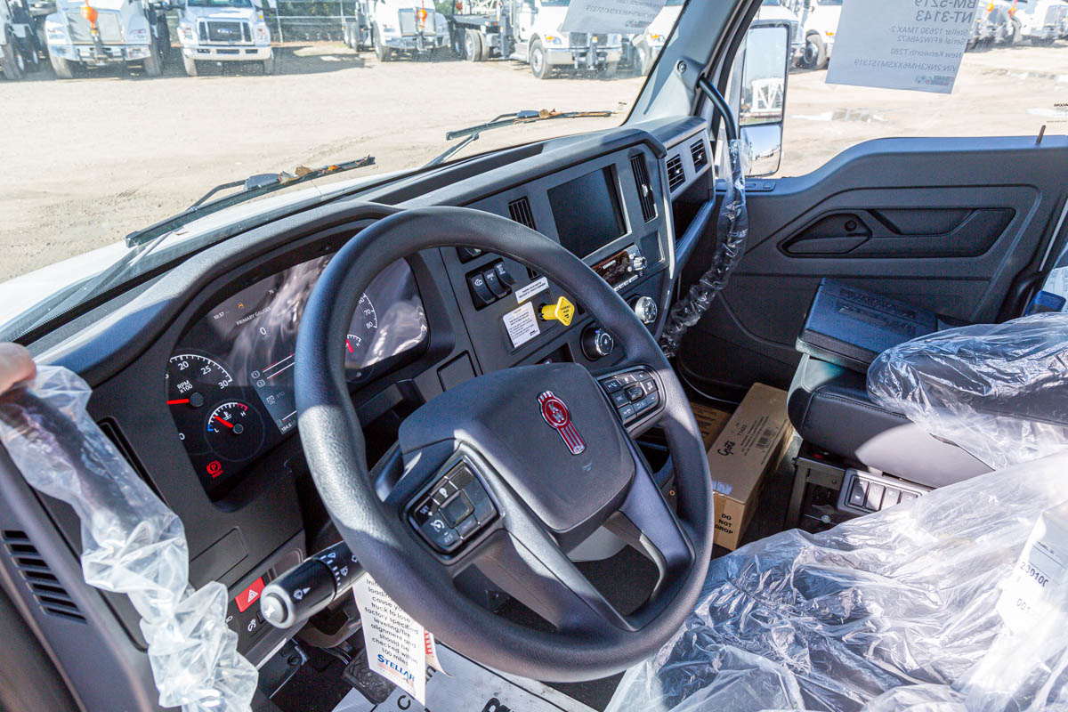 New Stellar 12630 TMAX 2-11 service body on New Kenworth T280